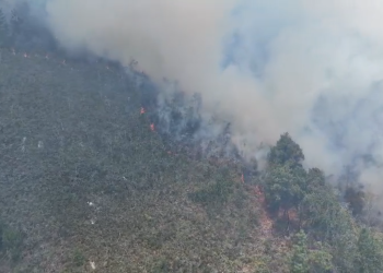Persisten las dificultades para extinguir el incendio forestal en Charta, continúa el operativo de emergencia