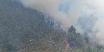Persisten las dificultades para extinguir el incendio forestal en Charta, continúa el operativo de emergencia