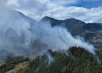 Incendio forestal en Charta mantiene en alerta a Santander mientras continúan las labores para controlar la emergencia