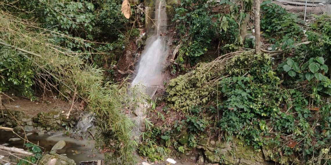 Aguas residuales llegan a la quebrada Zapamanga tras colapso de una estructura en Floridablanca